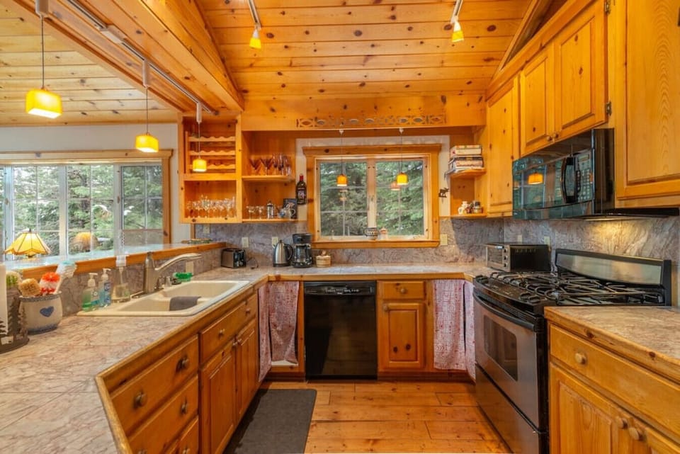 Nicely appointed kitchen