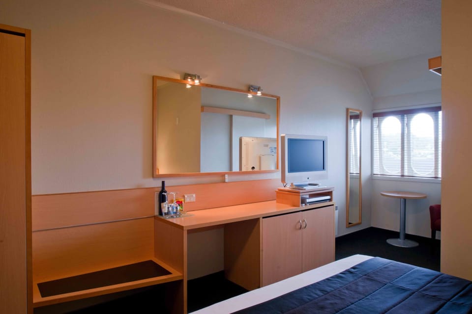 Minibar, desk, soundproofing, iron/ironing board