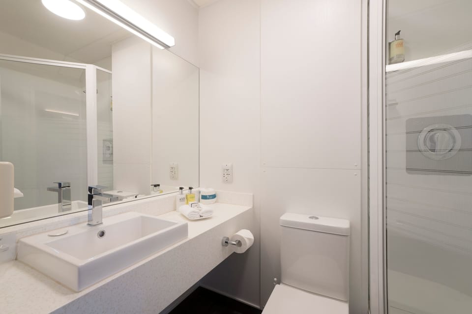 Hotel Executive  | Minibar, desk, soundproofing, iron/ironing board