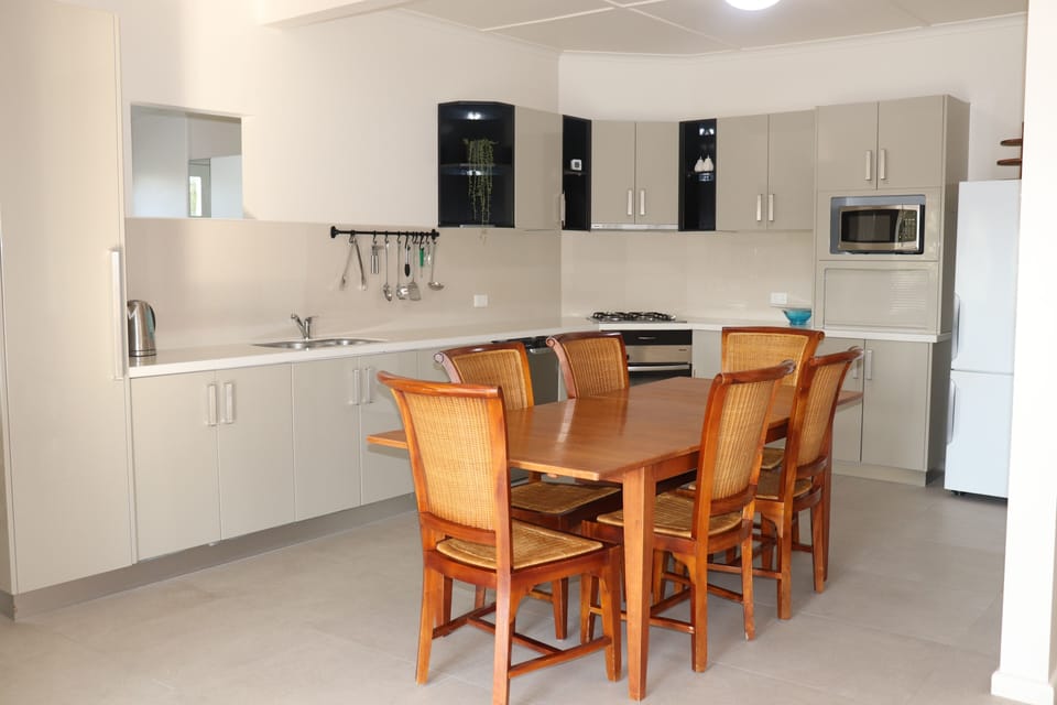 Fully equipped Kitchen/Dining!