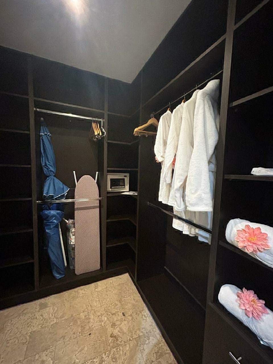 Walking Closet.