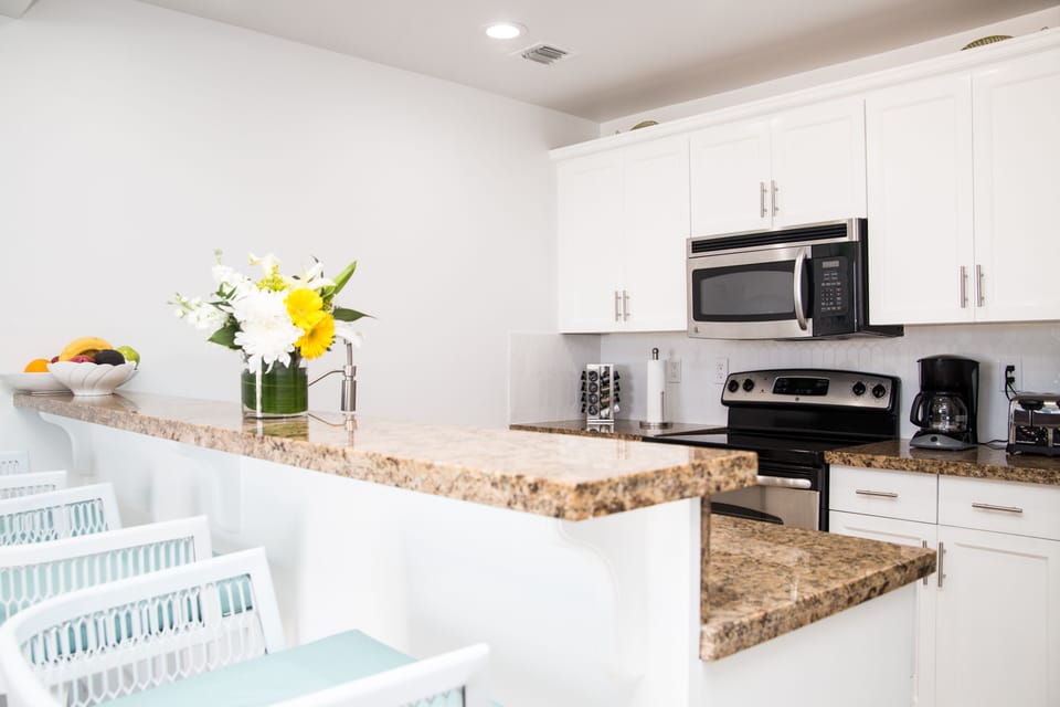 Full kitchen with breakfast counter seating