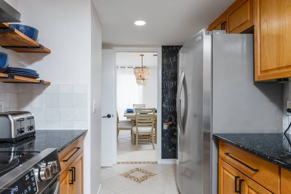 Alley style stainless & granite kitchen with dining for 6 to enjoy meals as a family
