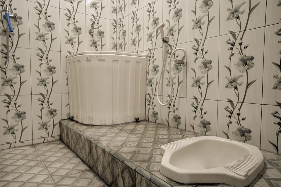 Standard Single Room | Bathroom | Shower, towels