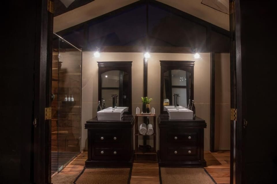Suite Tent with Plunge Pool | Bathroom | Towels