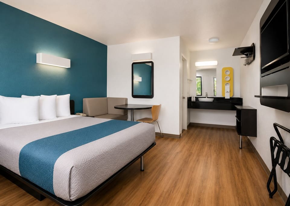 Standard Room, 1 Queen Bed, Non Smoking | WiFi (free), bed sheets