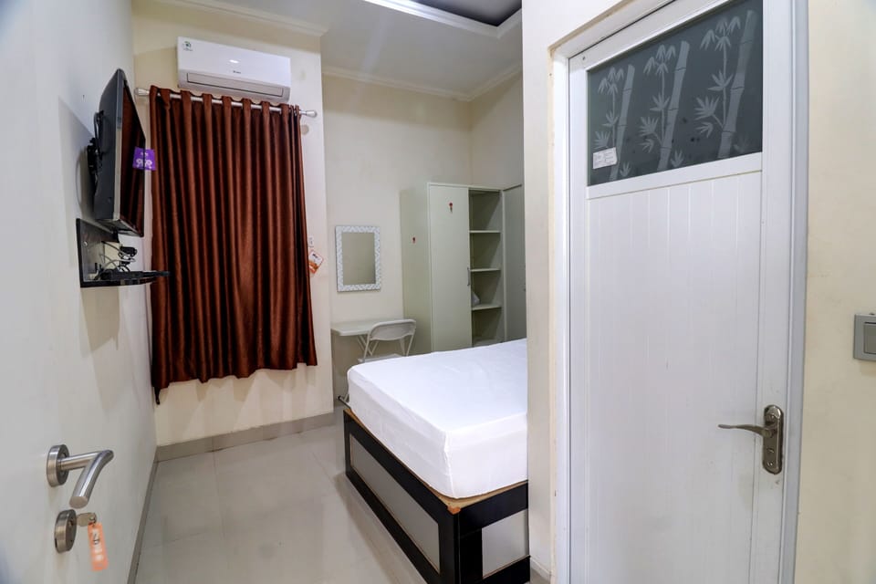 Standard Double Room | Laptop workspace, WiFi (free), bed sheets