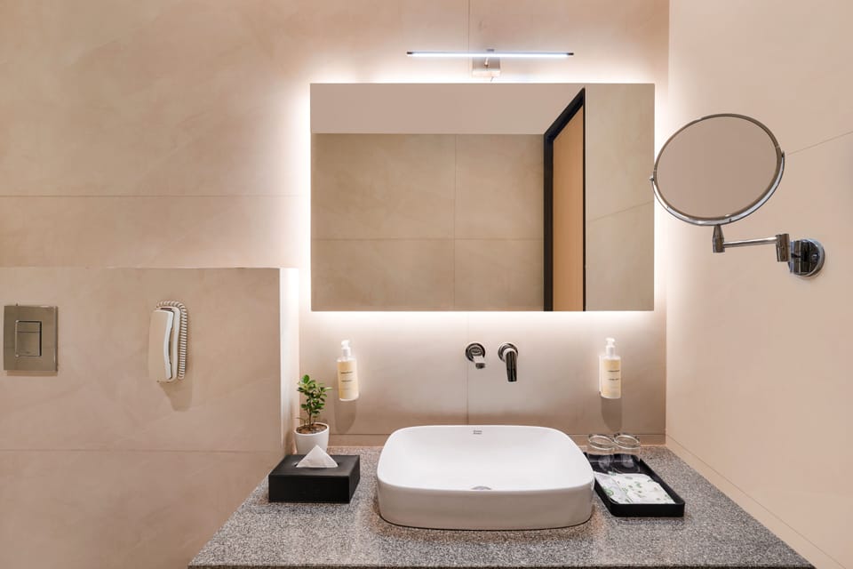 Junior Studio Suite | Bathroom | Free toiletries, hair dryer