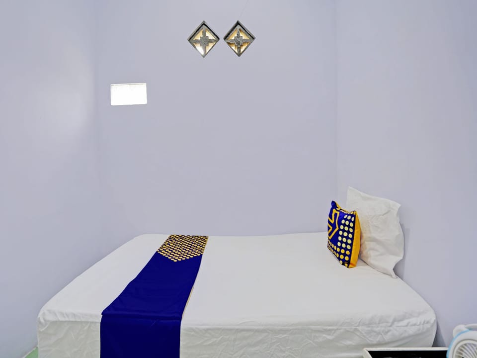 Laptop workspace, free WiFi, bed sheets