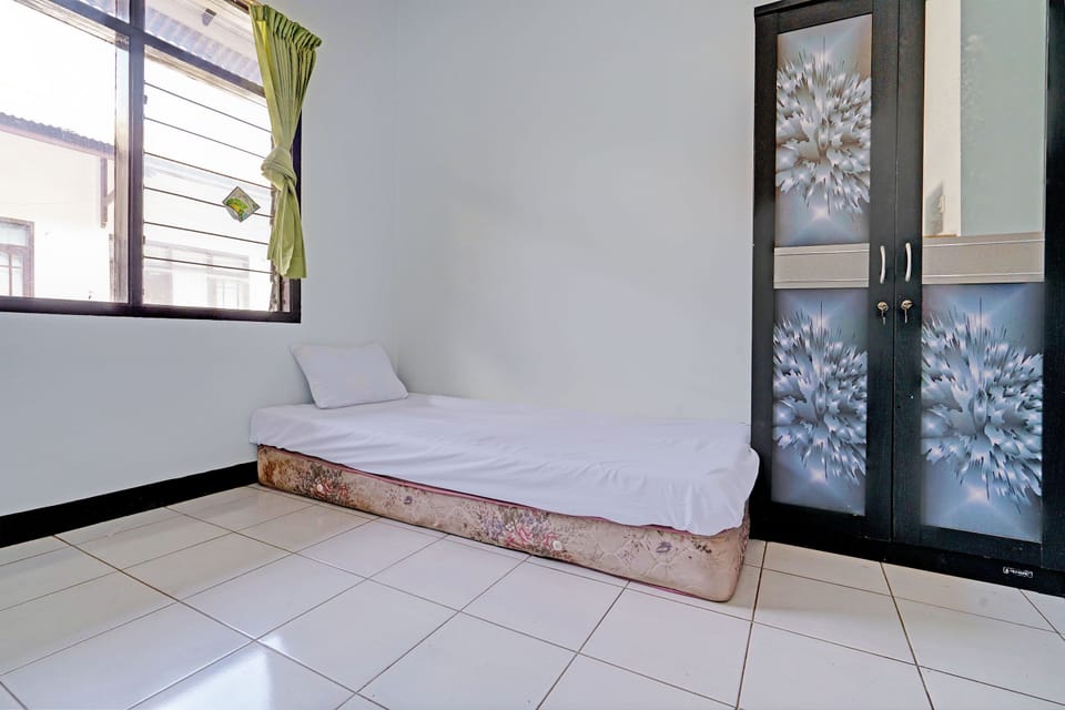 Standard Single Room | Laptop workspace, free WiFi, bed sheets