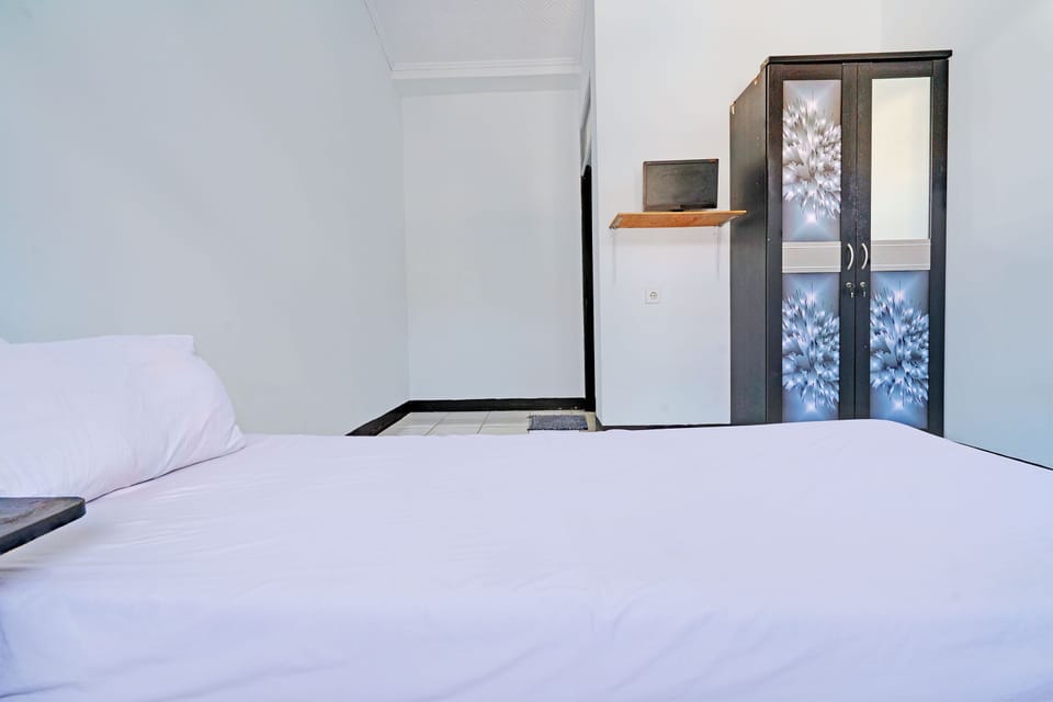 Standard Single Room | Laptop workspace, free WiFi, bed sheets