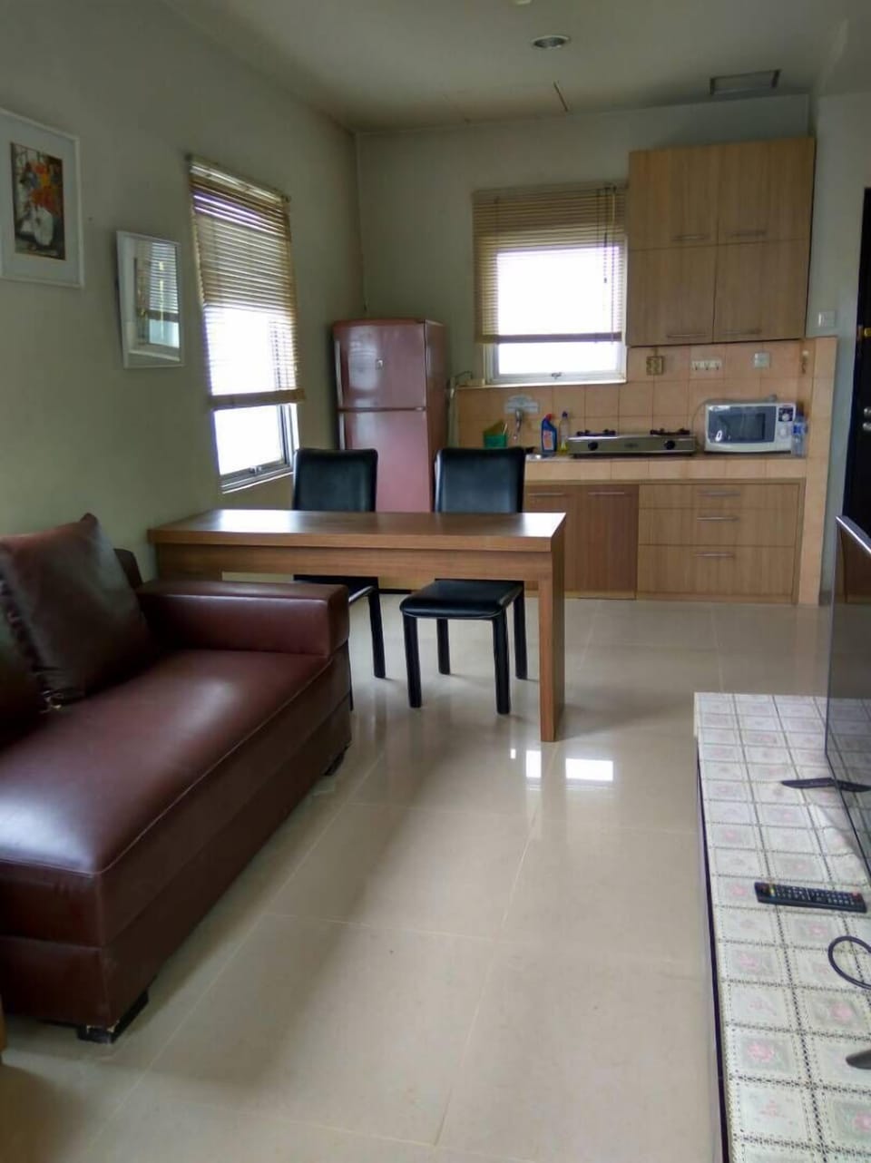 City Apartment, 2 Bedrooms, City View | Private kitchen | Fridge, microwave, stovetop, electric kettle