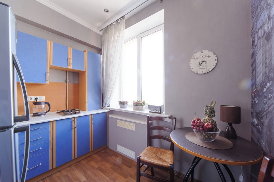 Classic Apartment | Private kitchen | Full-size fridge, microwave, oven, stovetop
