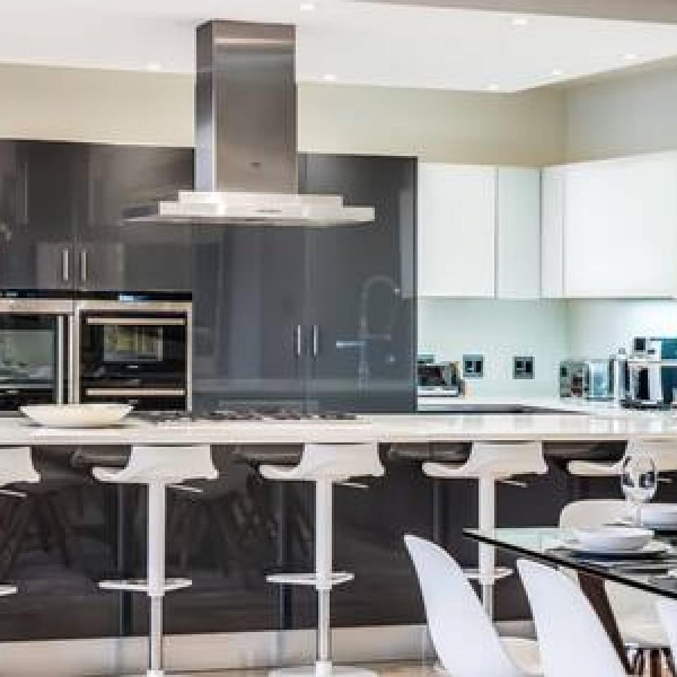 House | 5 bedrooms, desk, Internet