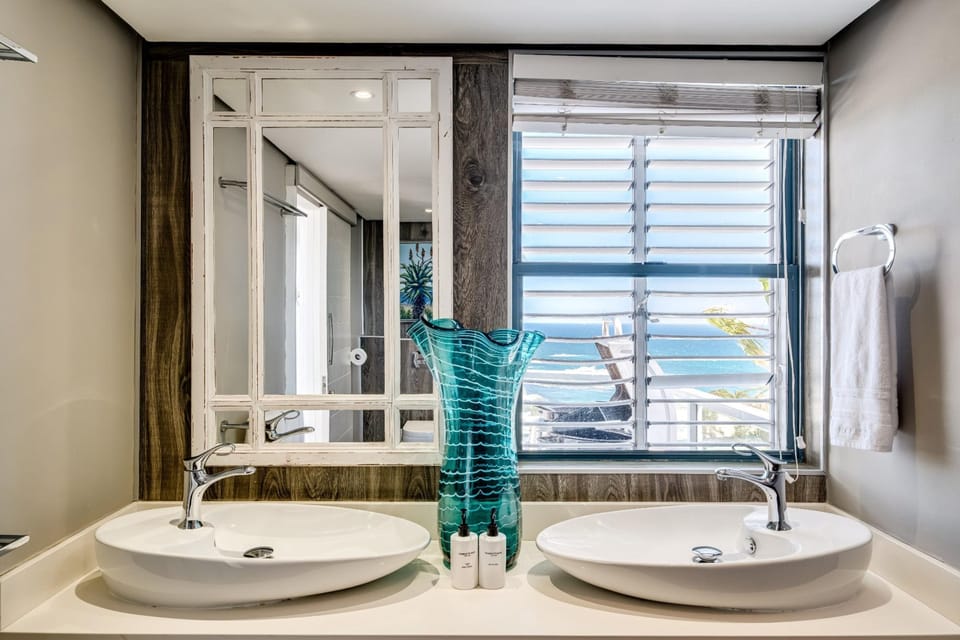 Stylish Secure Camps Bay Holiday Apartment 9 Nautica Apartment in Camps Bay