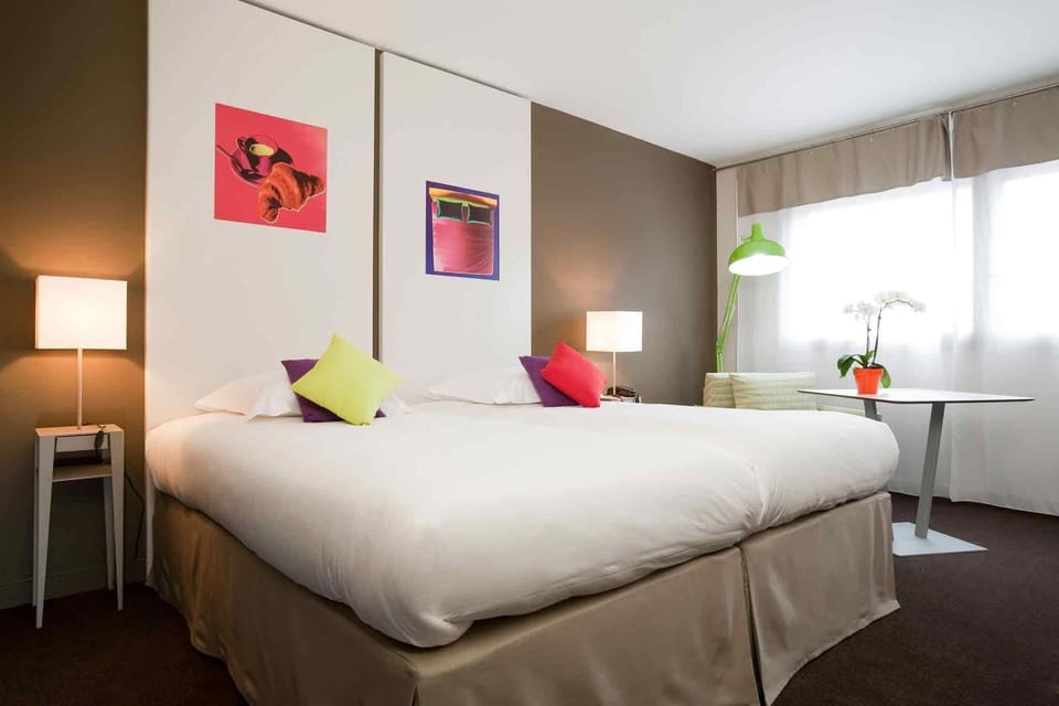 Premium bedding, in-room safe, desk, blackout drapes
