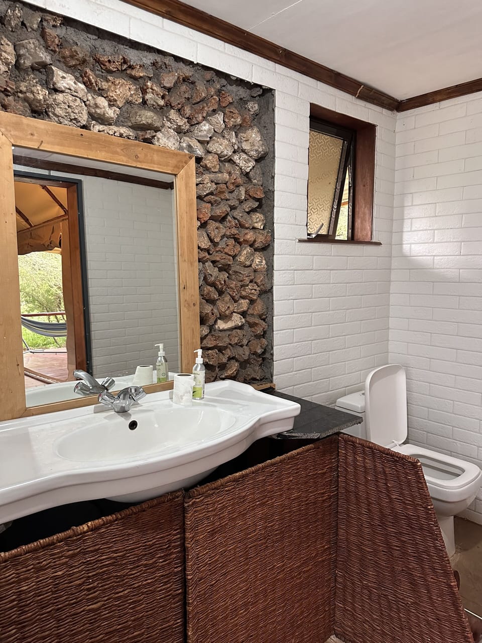 Executive Suite | Bathroom | Shower, free toiletries, slippers, bidet