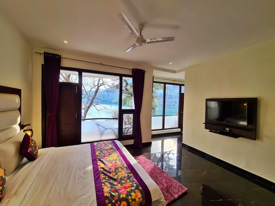 Executive Room | Iron/ironing board, free WiFi, bed sheets