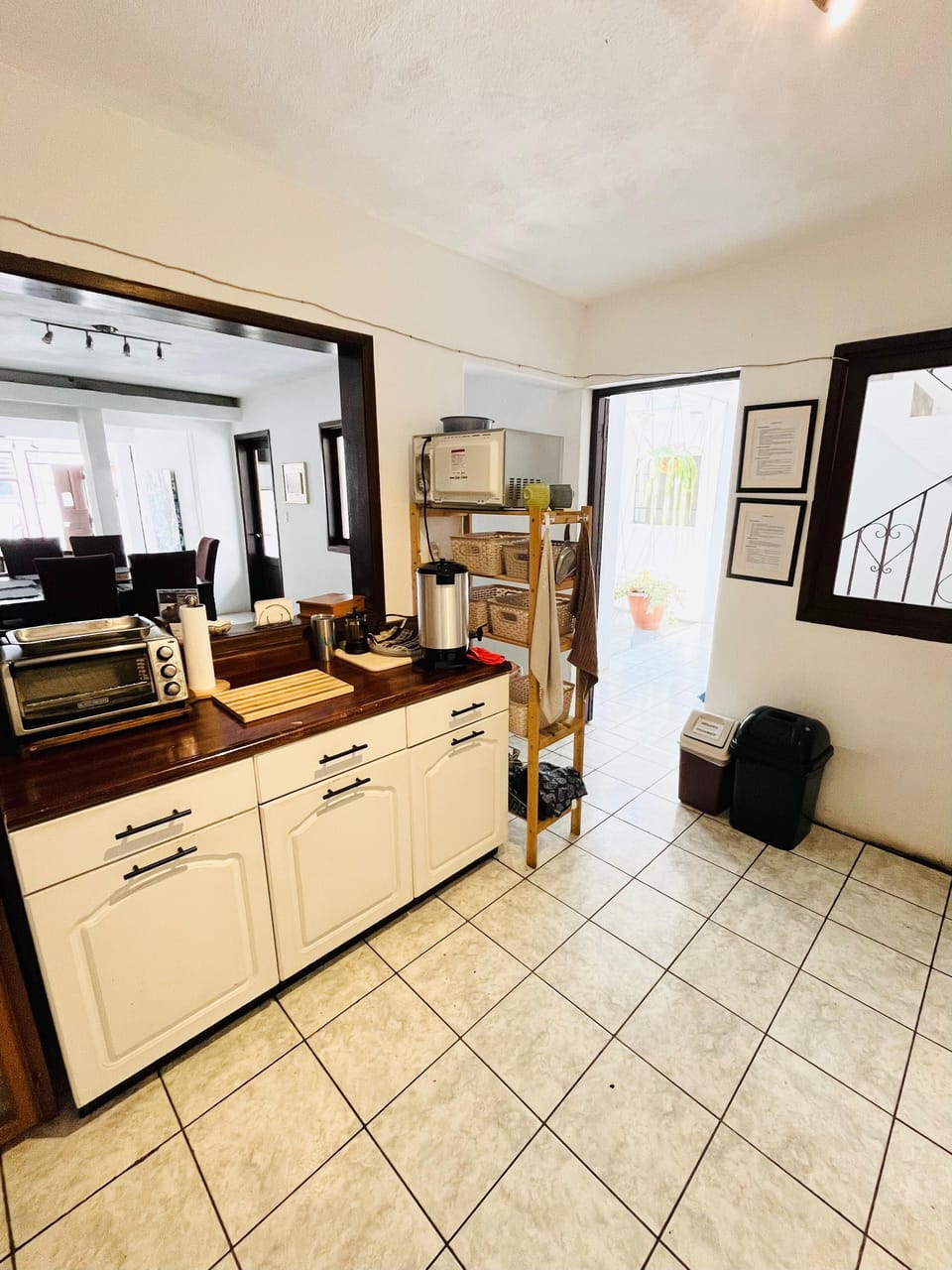 Full-size fridge, microwave, oven, toaster