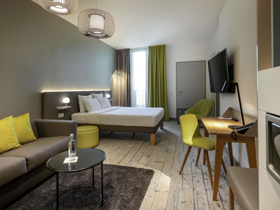 Hypo-allergenic bedding, minibar, in-room safe, desk