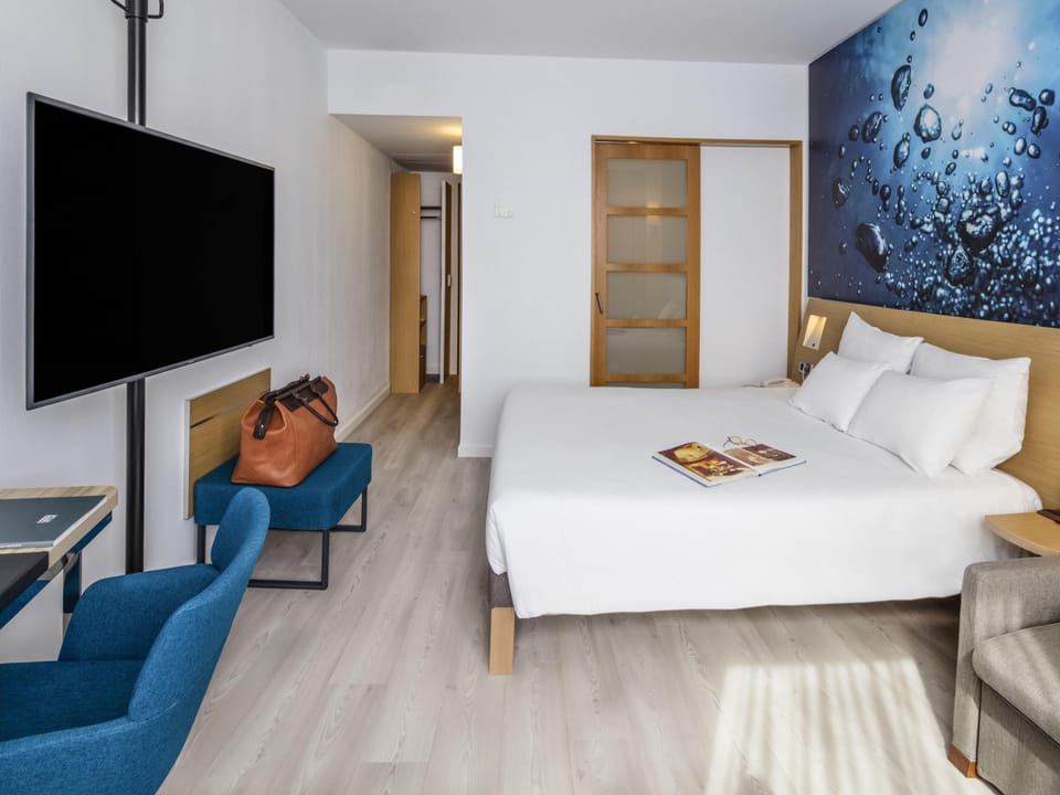 Executive Room, 1 Queen Bed with Sofa bed | Hypo-allergenic bedding, down comforters, minibar, in-room safe
