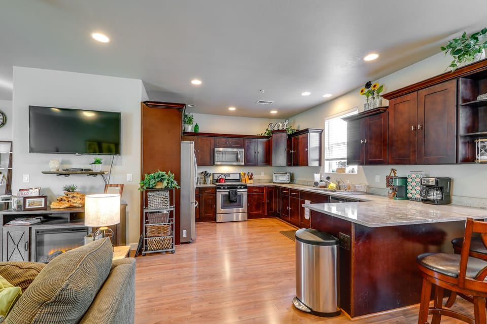 Kitchen | Stainless Steel Appliances w/ Dishwasher | Free WiFi