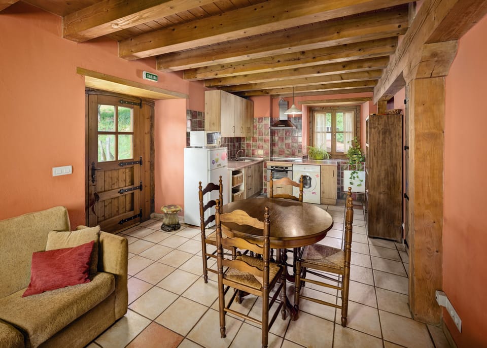 Comfort Apartment, 1 Bedroom, Kitchen, Mountain View | Private kitchen | Full-size fridge, microwave, oven, stovetop