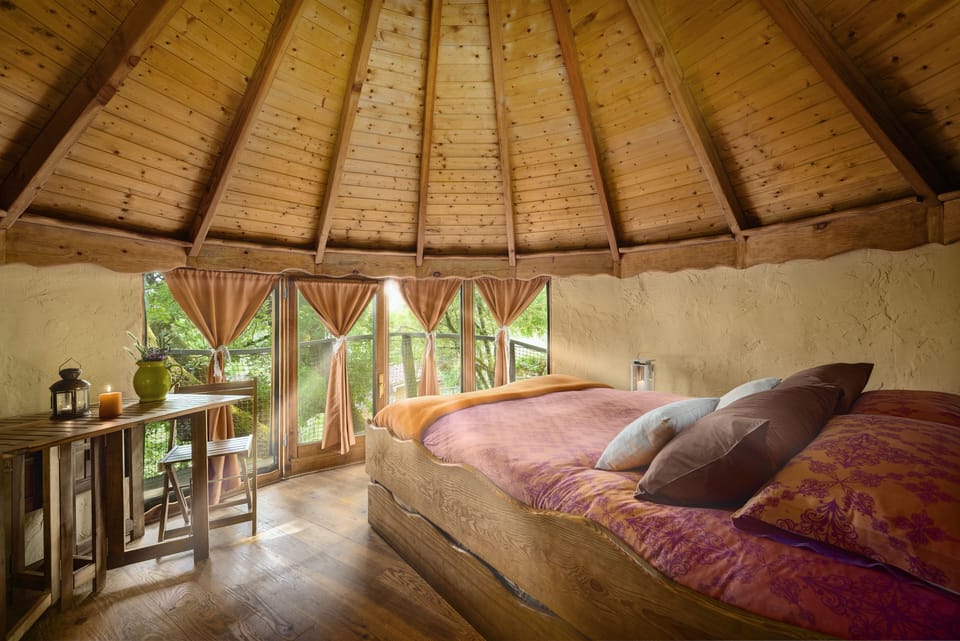 Family Tree House, Ensuite, Mountain View | Down comforters, soundproofing, bed sheets