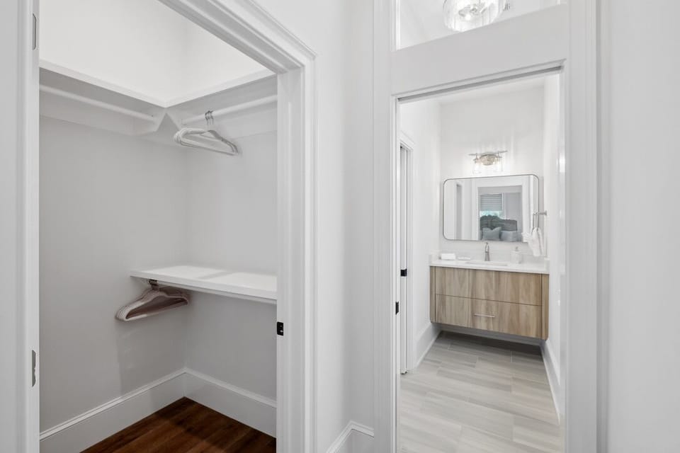 Queen Full Bath Main Fl