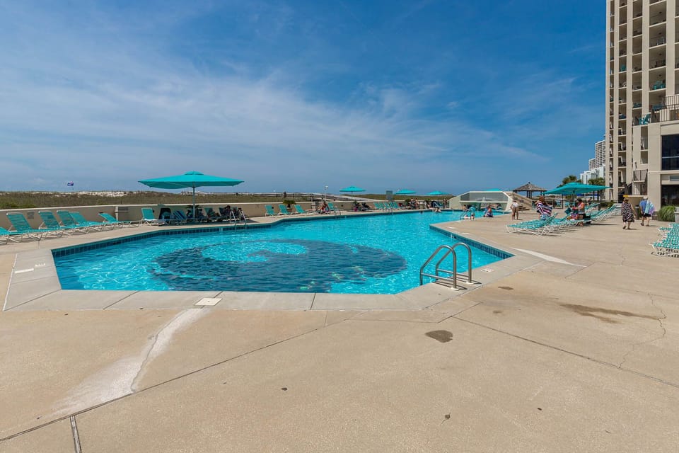 Let's sit by the pool.