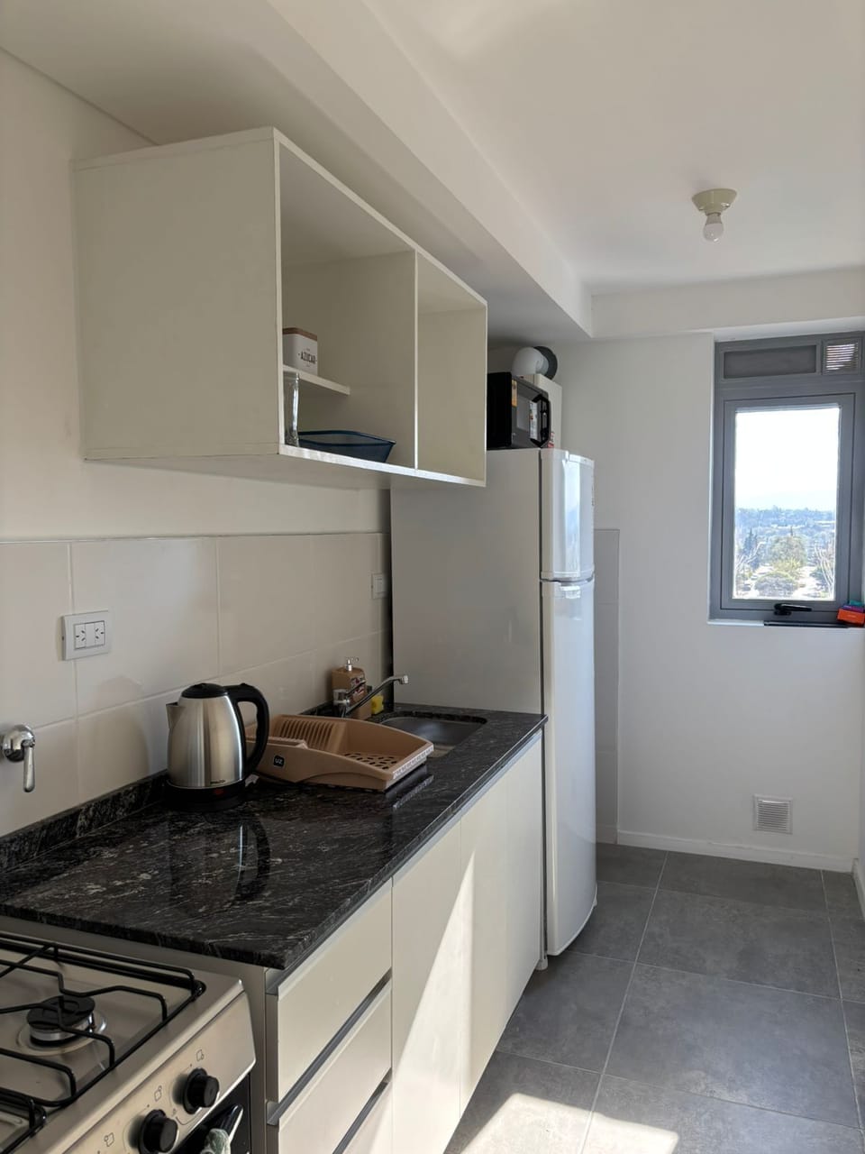 Full-size fridge, microwave, dishwasher, cookware/dishes/utensils