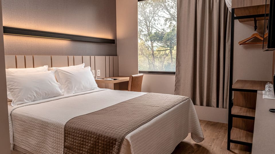 Minibar, desk, laptop workspace, free WiFi