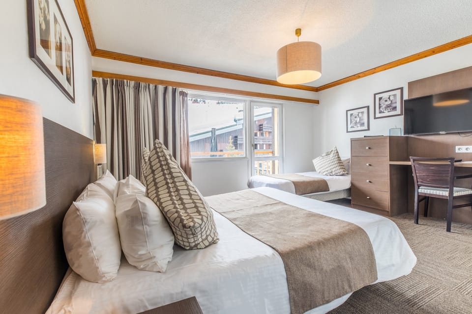 Get a good night's rest in the cozy bedroom, which has 3 Single beds (2 of which can be put together to form a Double bed).