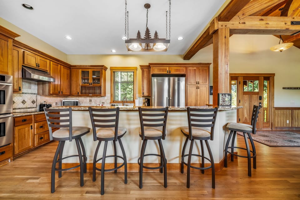 kitchen sitting area