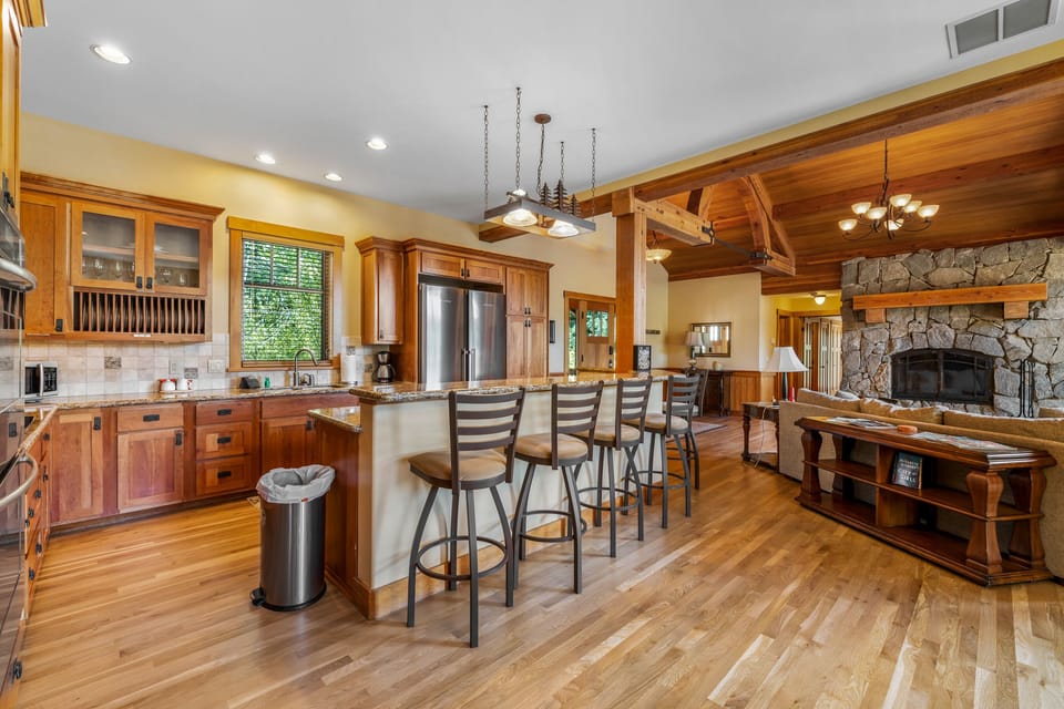 kitchen sitting area
