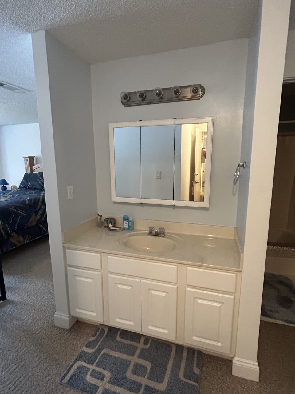 Bathtub/shower and toilet are to the far right.
