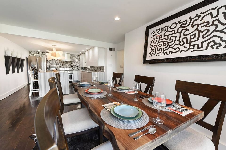 Between the table and the breakfast bar, there`s space for everyone to dine comfortably.