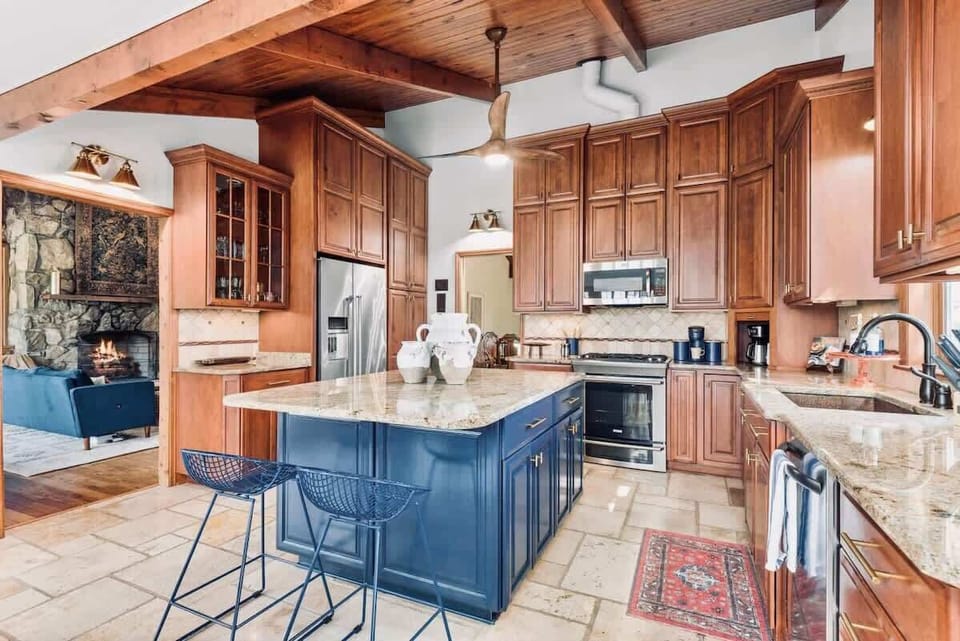 Chef's kitchen ready for all your entertainment needs!