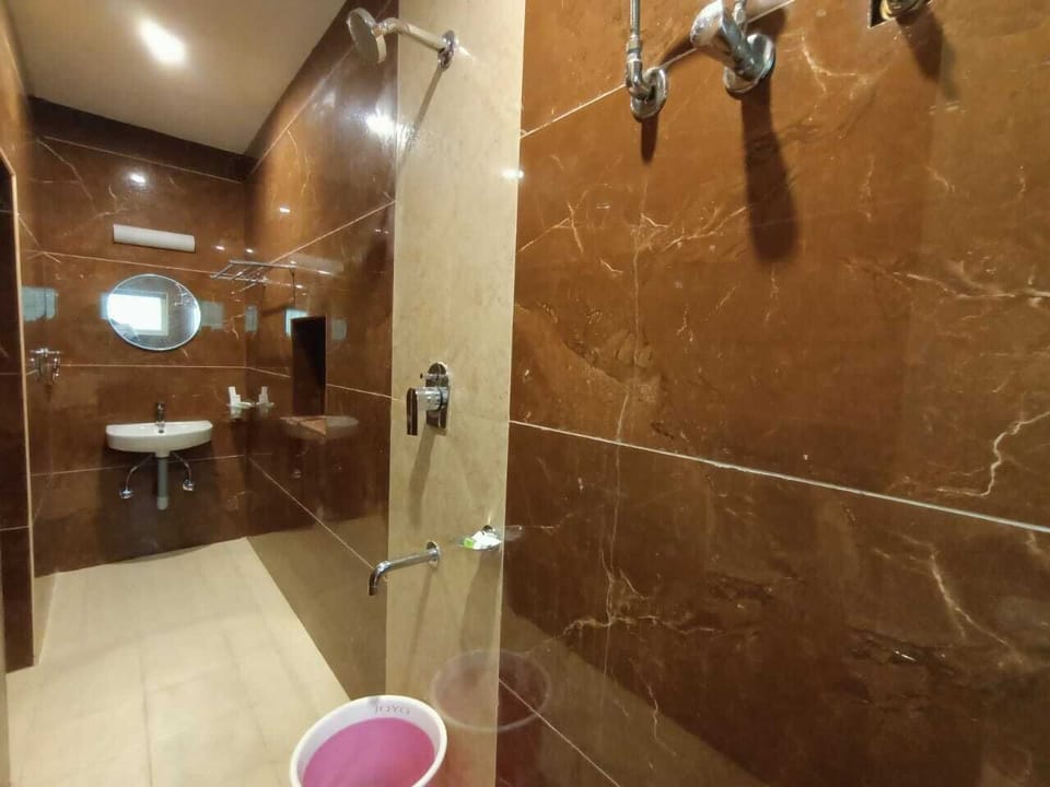 Superior Room, 1 Bedroom | Bathroom | Shower, free toiletries