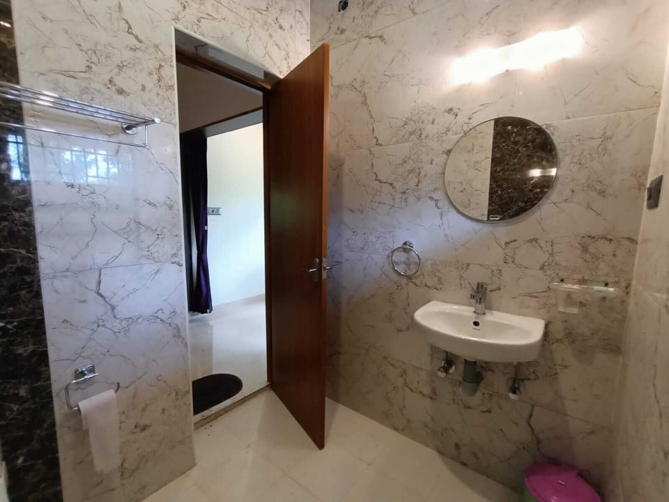 Shower, free toiletries