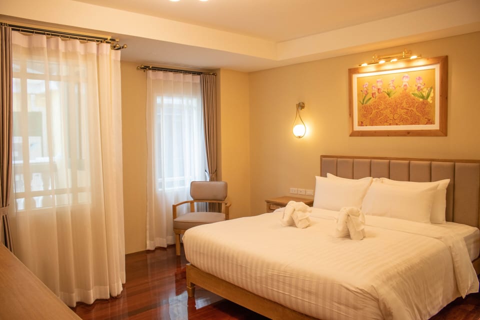Deluxe Double Room | Minibar, in-room safe, individually decorated, desk