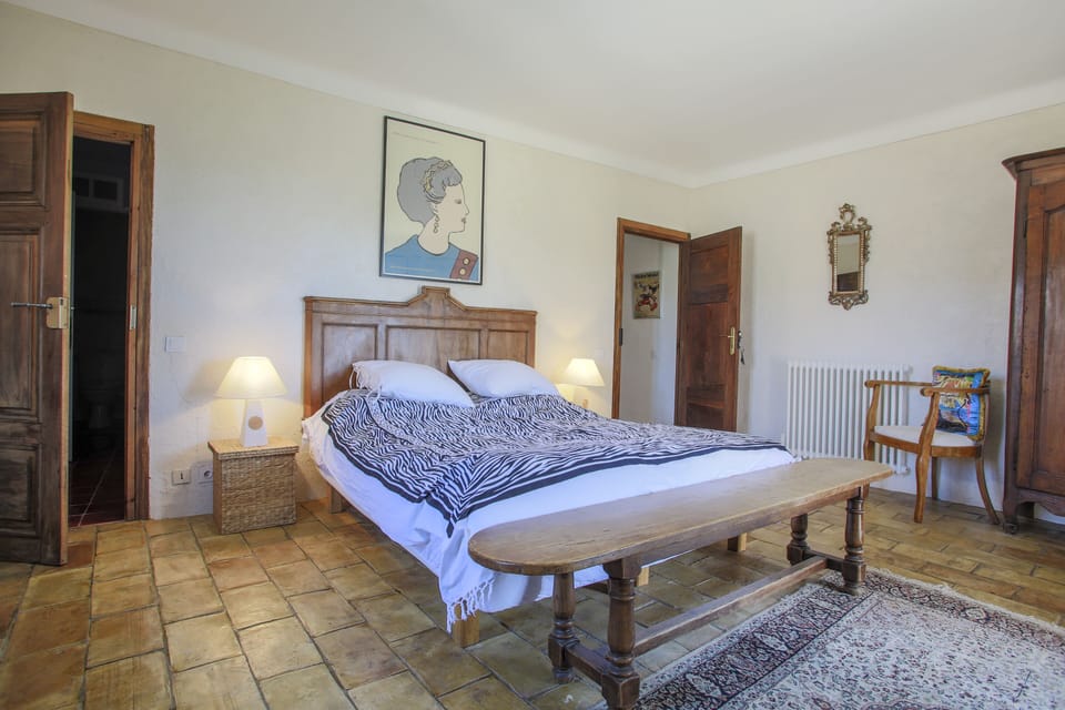 Deluxe Room, 1 Bedroom | 1 bedroom, desk, iron/ironing board, free WiFi