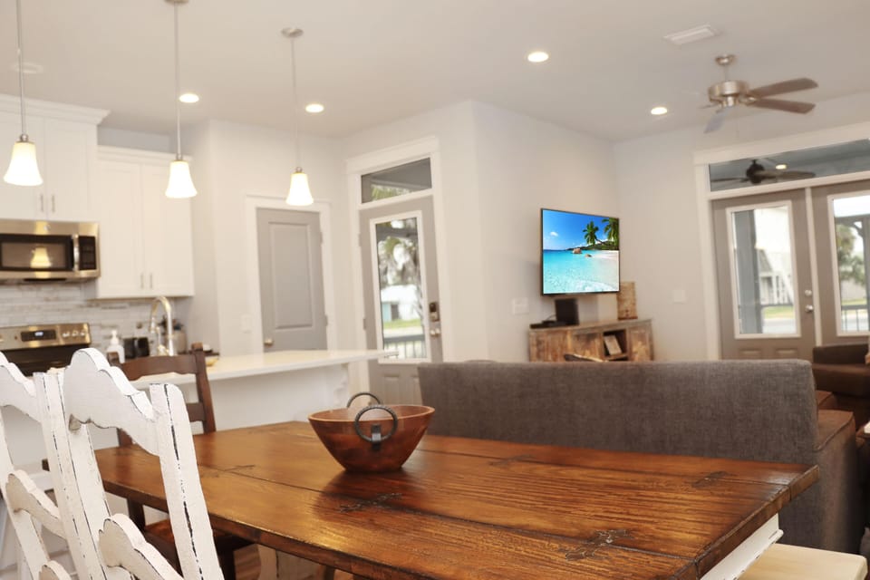 House, Multiple Beds (Reel Blessed) | Dining