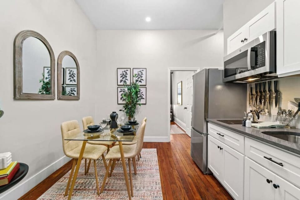 A simple yet sophisticated dining set.