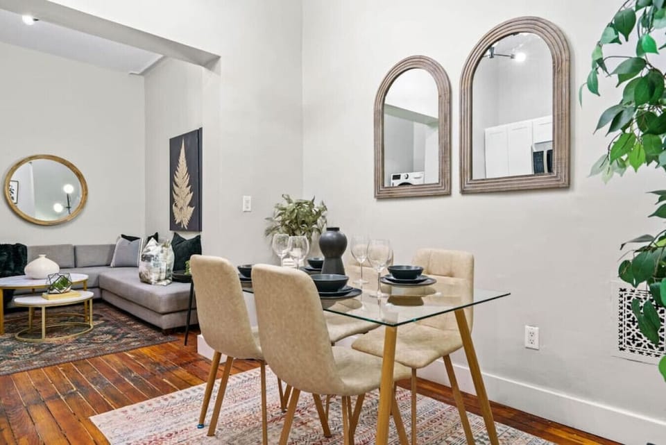 This 4-seater dining nook is perfect for intimate gatherings. The elegant table encourages shared meals and cozy conversations.