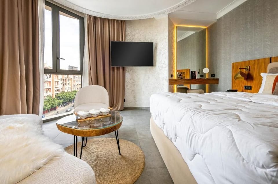 Design Suite | Pillowtop beds, soundproofing, free WiFi