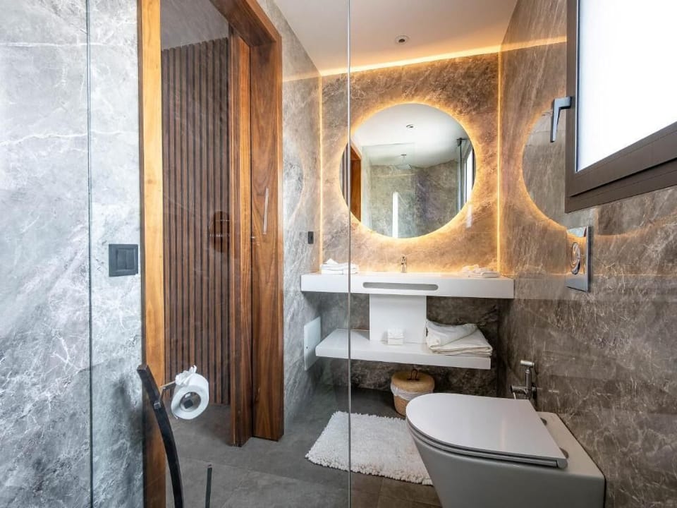 Design Suite | Bathroom | Shower, rainfall showerhead, free toiletries, towels