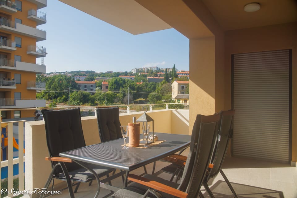 Apartment | Outdoor dining