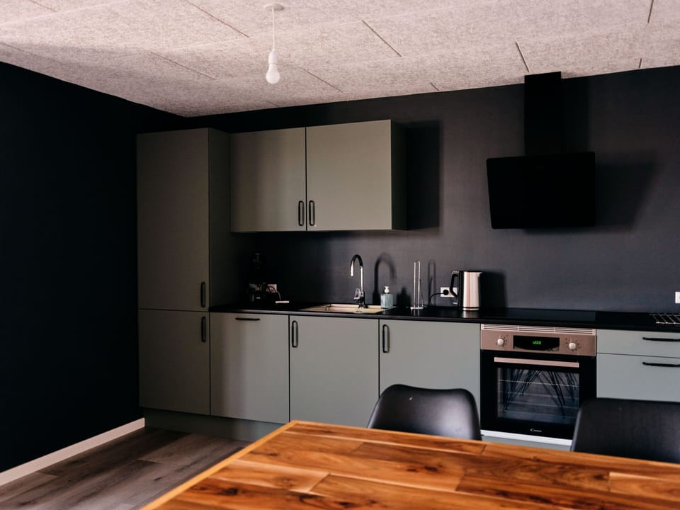 Standard Studio | Private kitchen | Coffee/tea maker, full-size fridge, oven, stovetop