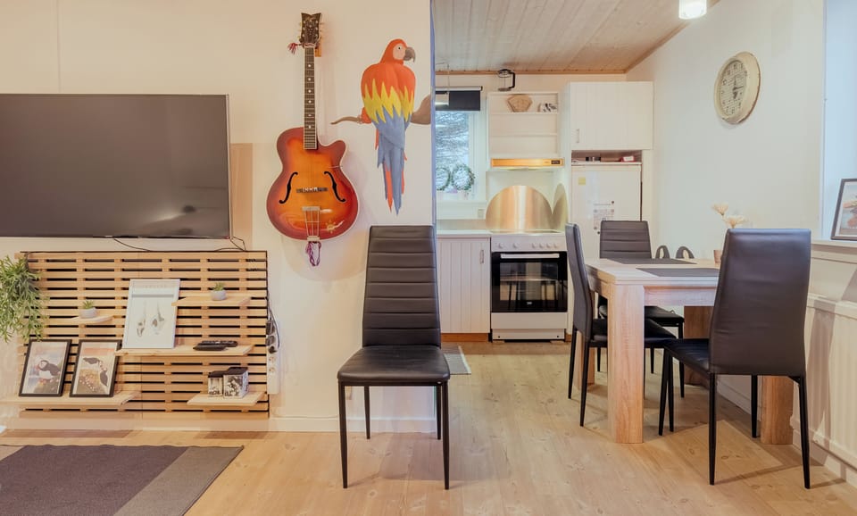 Studio, 1 Large Twin Bed | Living area | 40-inch flat-screen TV with satellite channels